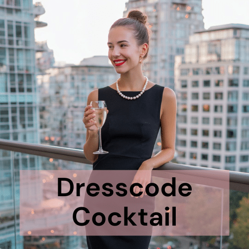 Frau im klassischen kleinen Schwarzen mit Cocktail in einer Rooftop Bar.