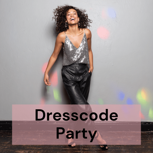 Frau im glitzernden Pailletten-Top und Lederhose auf einer Party.