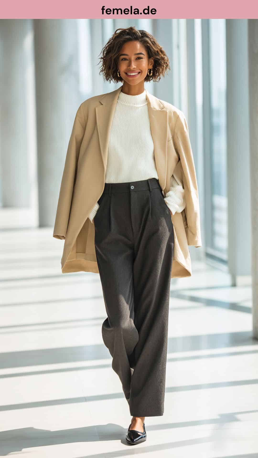 Modernes Office-Outfit bestehend aus einer grauen Marlenehose, weißem Kaschmirpullover und beigem Blazer.