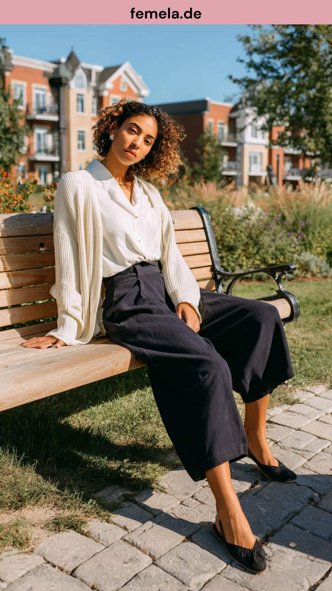 Bequemes und elegantes Outfit mit einer dunkelblauen Culotte, weißem Shirt und Cardigan.