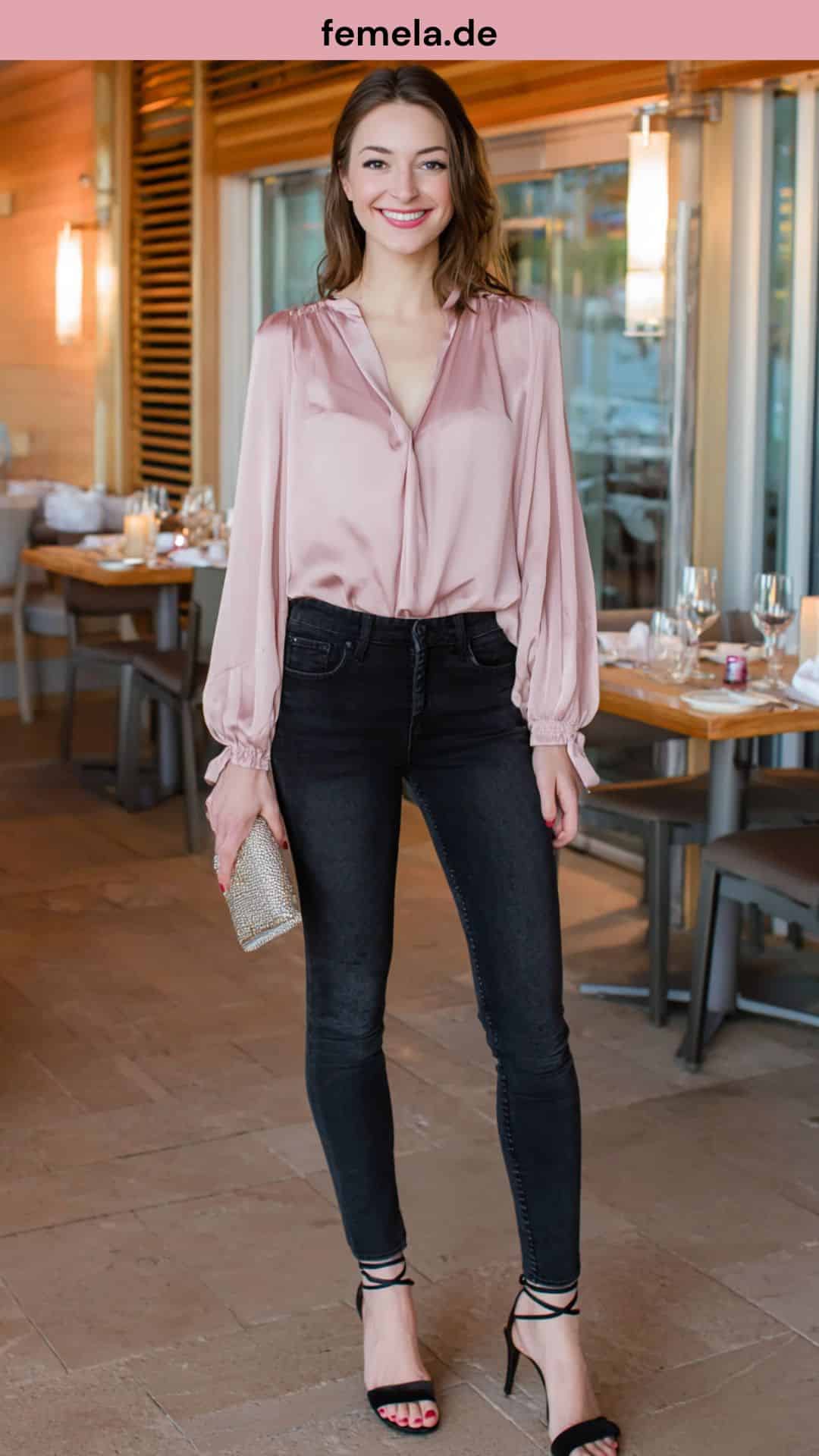 Elegantes Abend-Outfit mit Raw Denim Skinny Jeans, Seidenbluse und Riemchen-Sandaletten.
