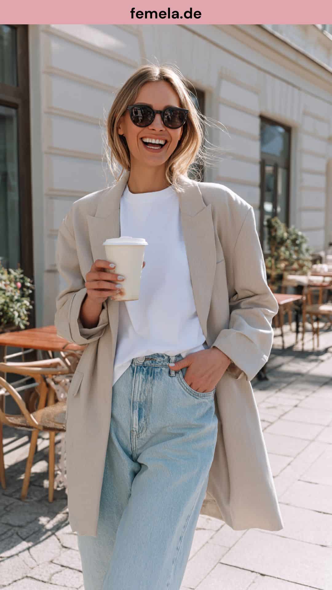 Lässiger Wochenend-Style mit beigem Oversize-Blazer, hellblauer Mom-Jeans und weißen Sneakern.