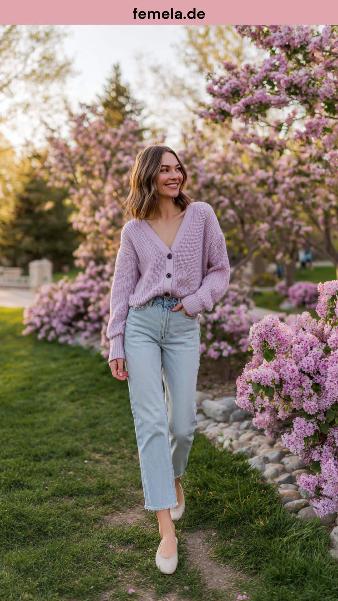 Frühlingshaftes Outfit mit heller Jeans und fliederfarbenem Cardigan im Garten.