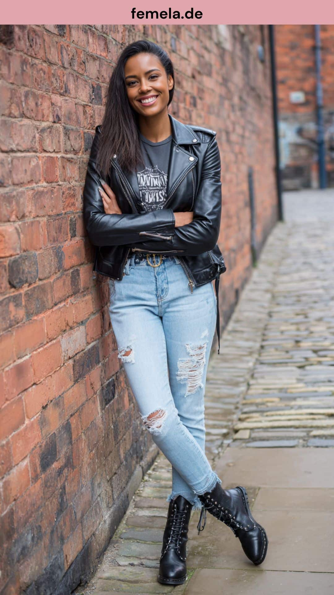 Rockiger Street Style mit hellblauer Jeans und schwarzer Lederjacke.