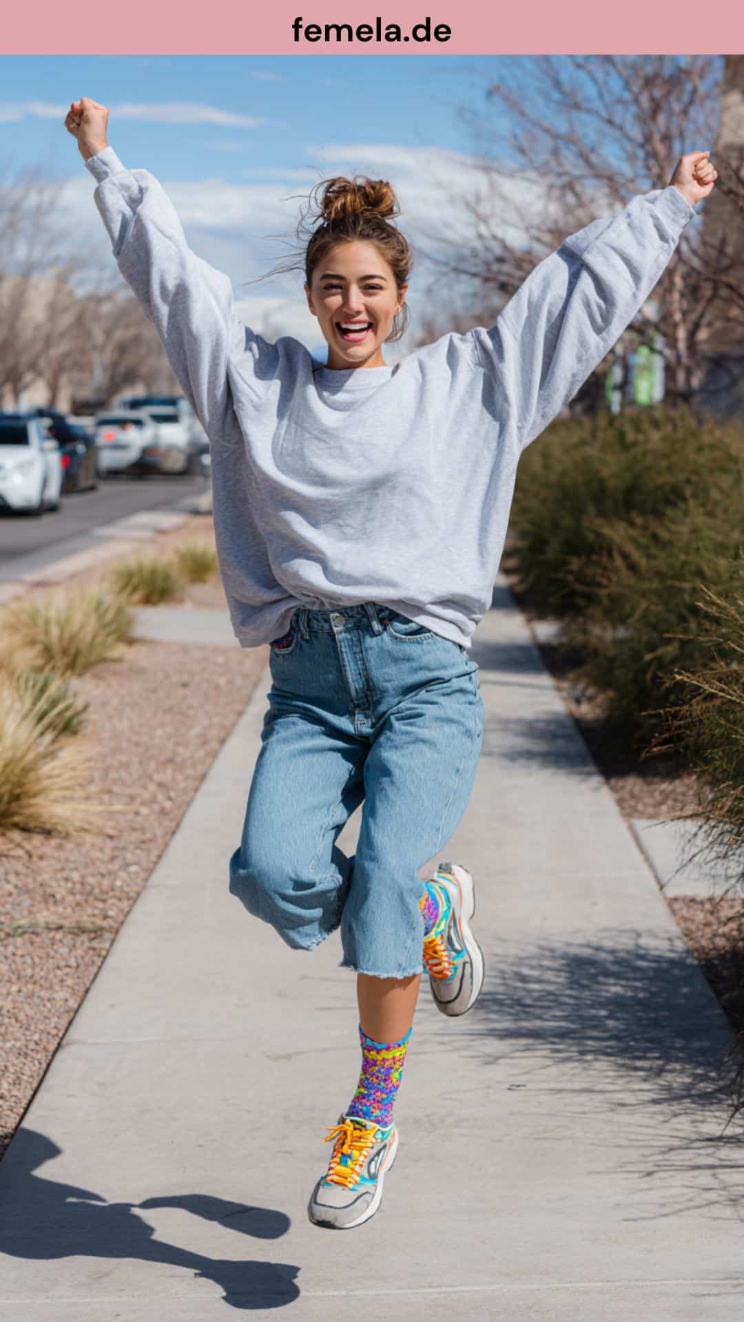 Sportliches Frühlingsoutfit mit verkürzter Jeans, bunten Sneakern und grauem Sweatshirt.