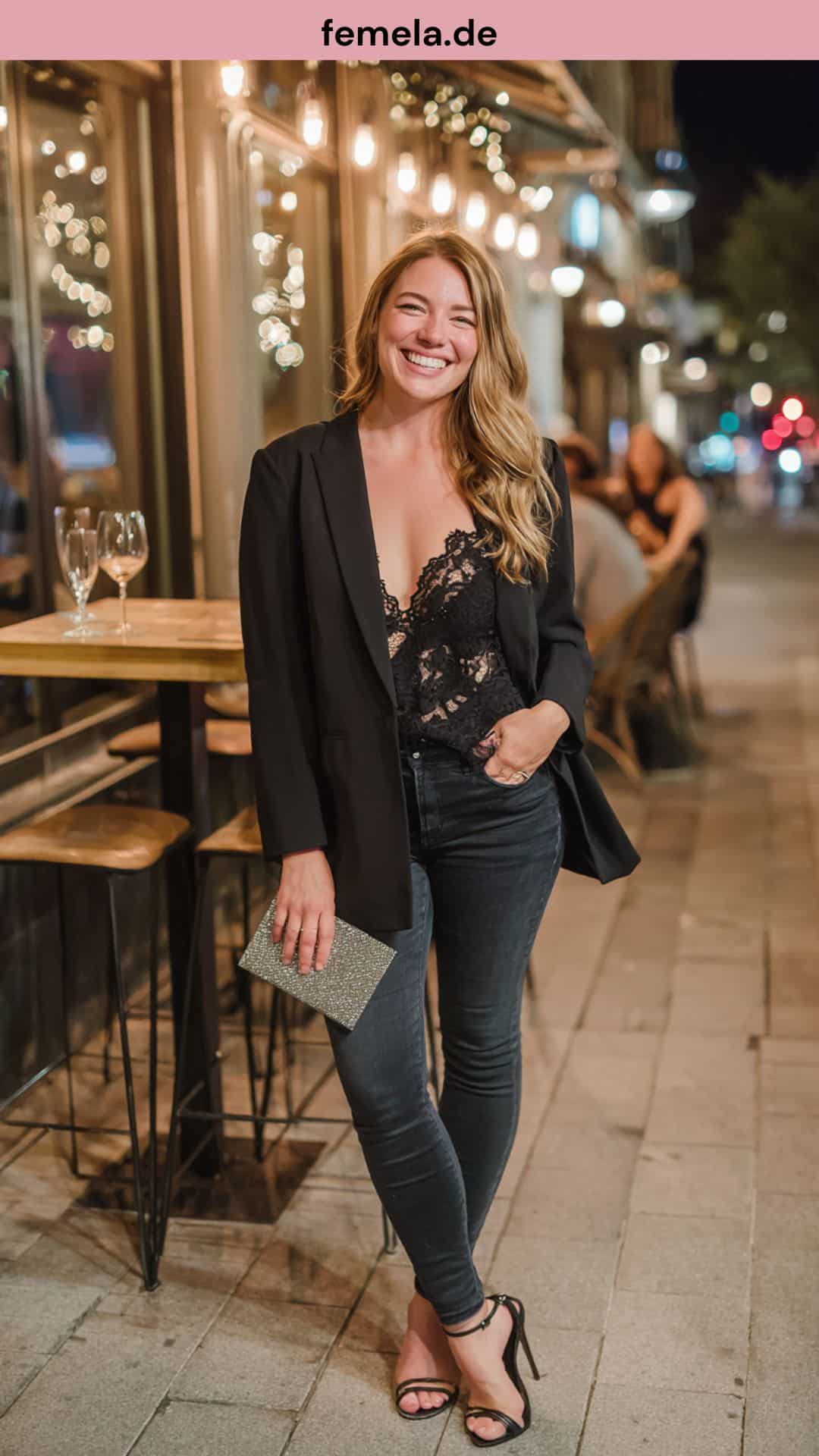 Glamouröses Party-Outfit mit schwarzer Jeans, Spitzen-Top und Smoking-Blazer für den Abend.