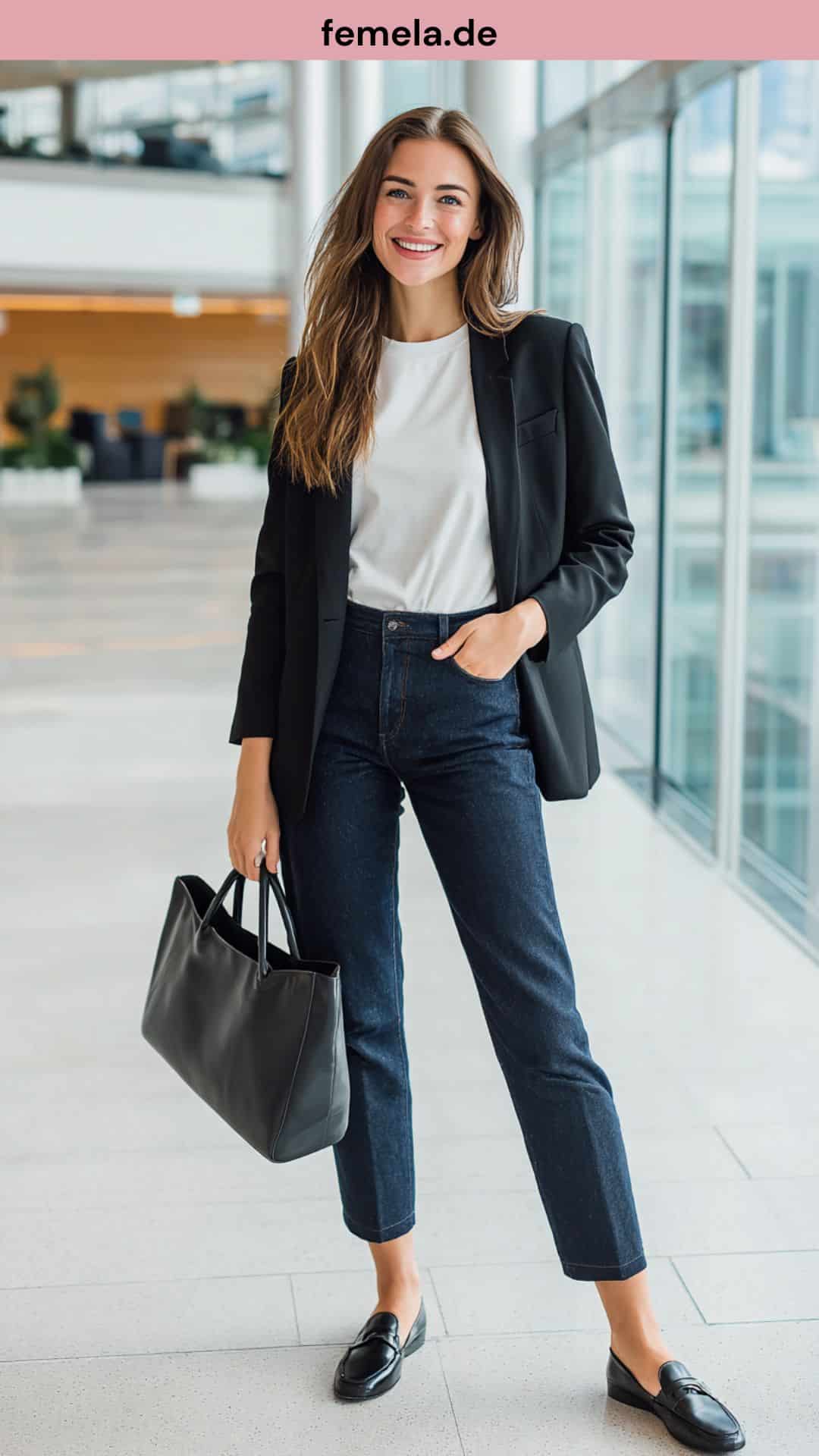 Elegantes Business-Jeans-Outfit für Damen mit schwarzem Blazer und Leder-Loafern in einer modernen Büroumgebung.
