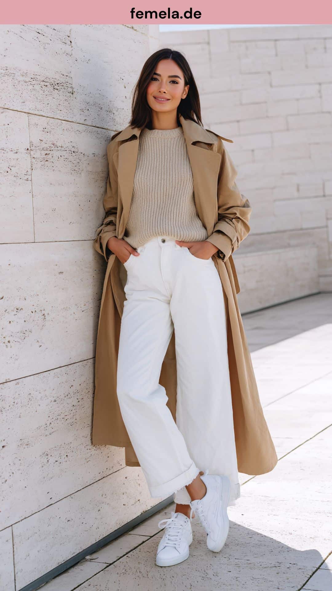 Minimalistisches, helles Jeans-Outfit mit weißer Wide-Leg Jeans, Kaschmirpullover und Trenchcoat.