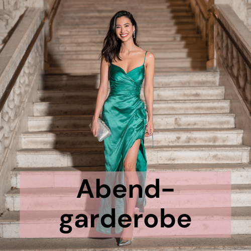 Frau im bodenlangen smaragdgrünen Abendkleid für offizielle Anlässe.