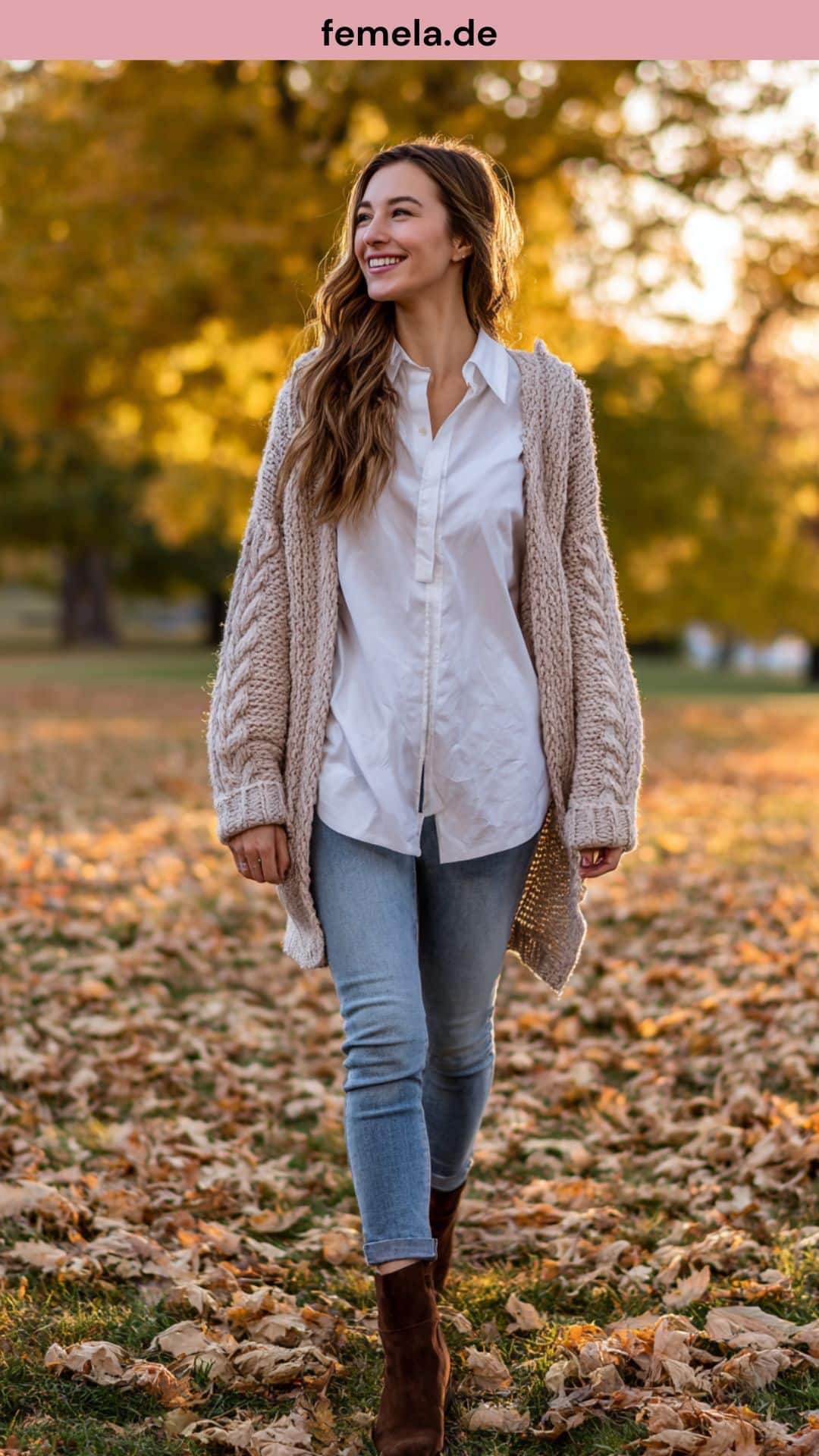 Herbstliches Outfit mit Skinny Jeans, weißer Bluse und beigem Grobstrickpullover.