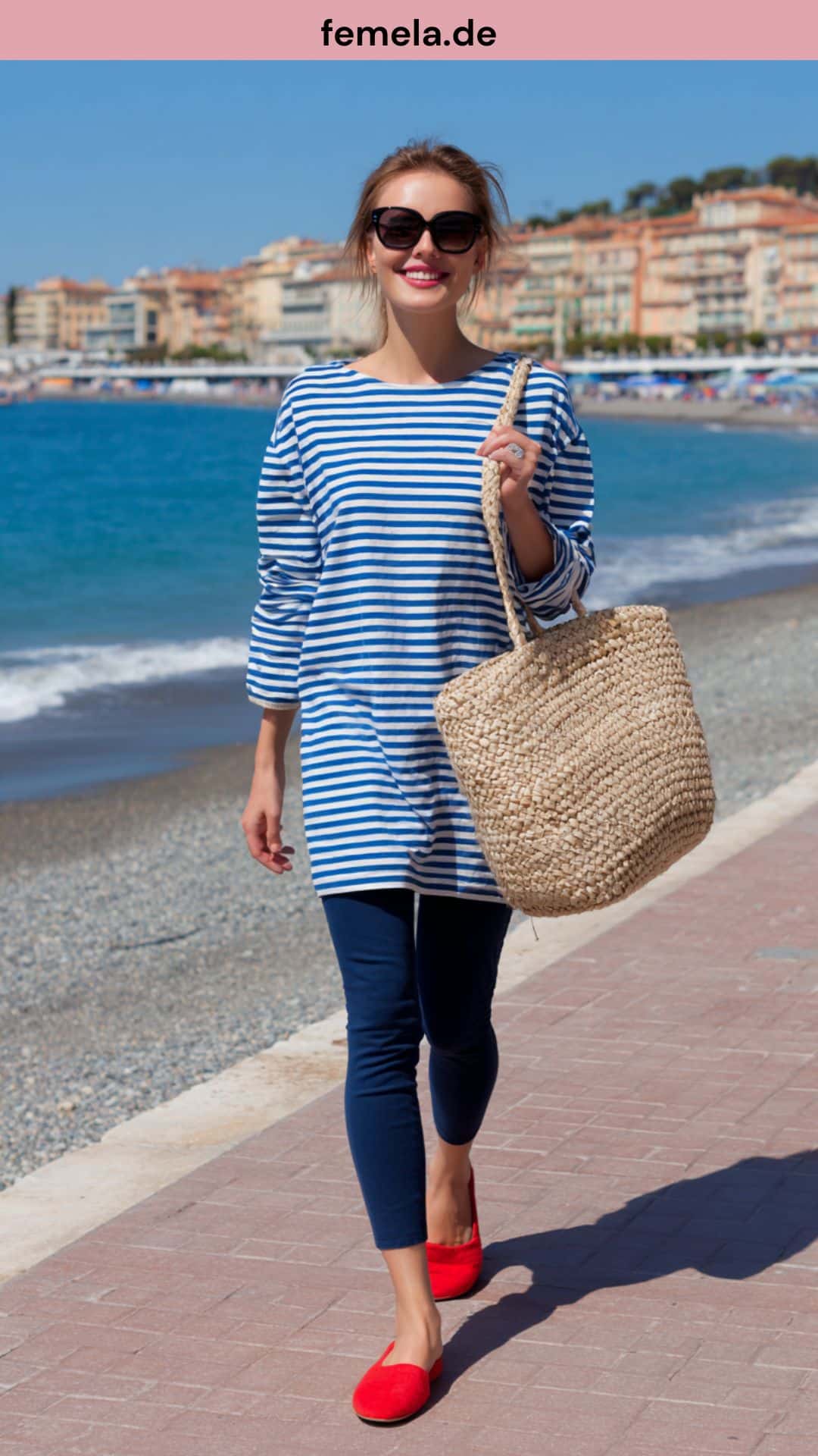 Maritimes Urlaubsoutfit an der Strandpromenade mit blauer Capri-Leggings, gestreiftem Longshirt, roten Espadrilles und großem Bast-Shopper.