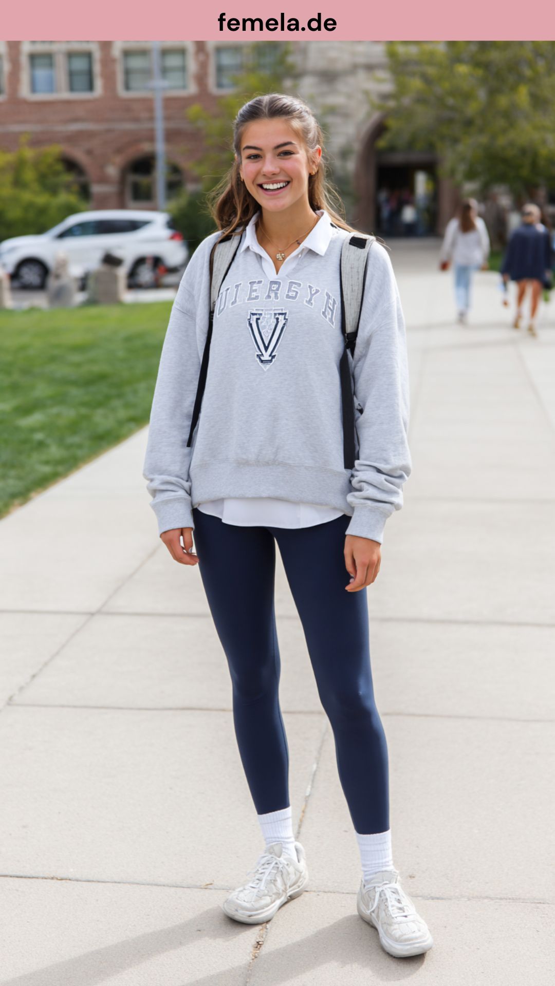Preppy College-Outfit mit Leggings, Logo-Sweatshirt, Polokragen und Loafern.