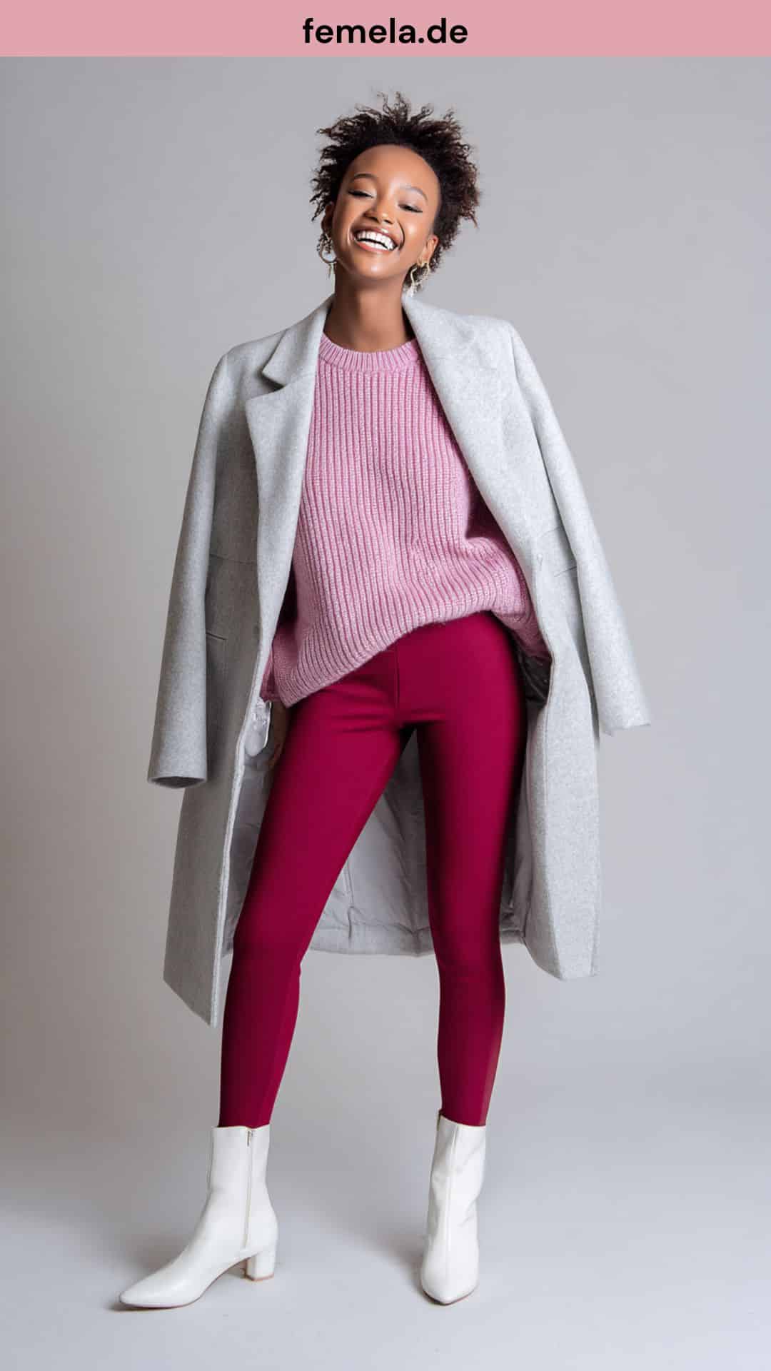 Farbenfrohes Outfit mit burgunderroter Leggings und rosa Pullover im Colour-Blocking Stil.