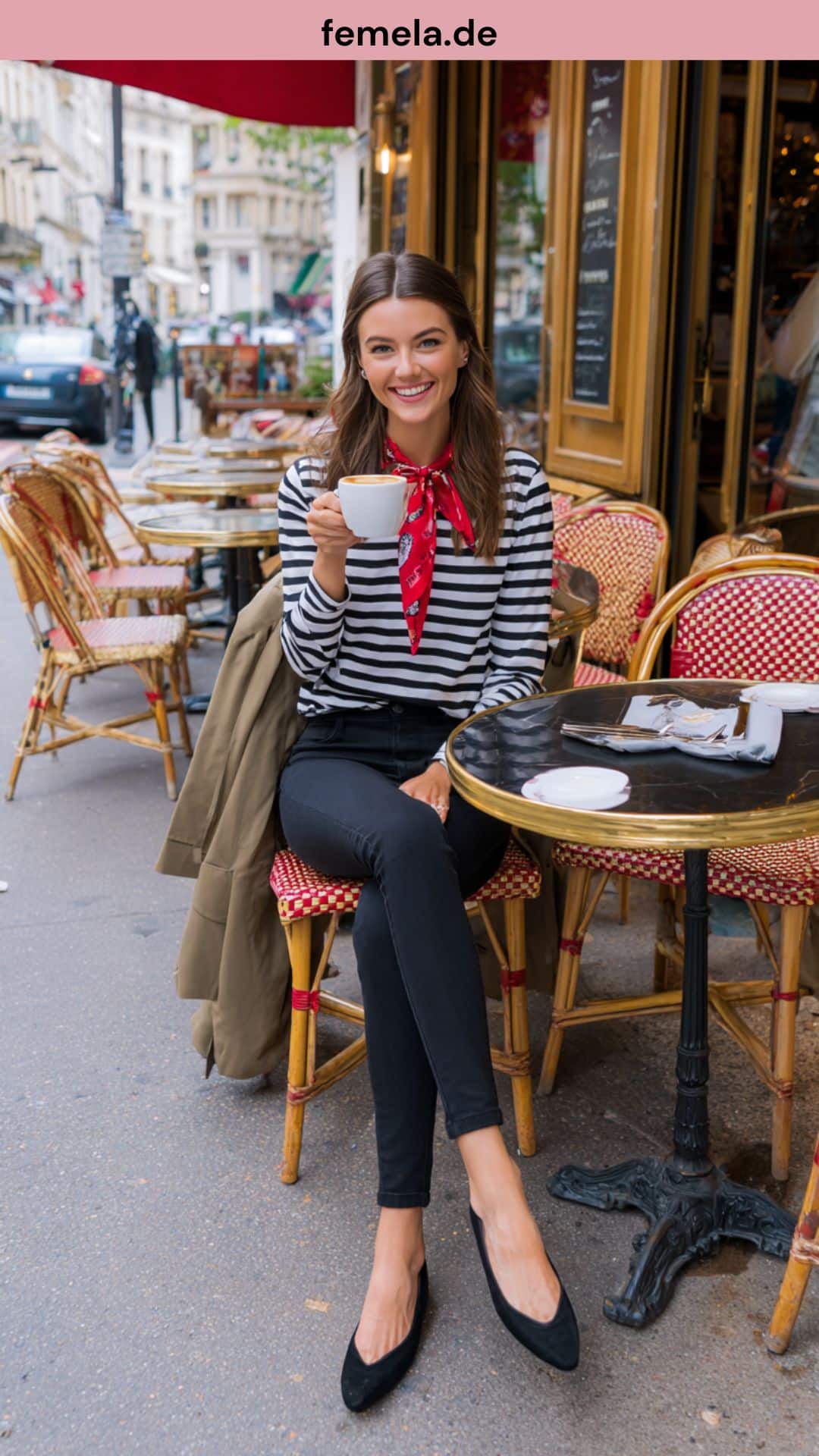 Französischer Chic mit 7/8 Leggings, Streifenshirt, rotem Halstuch und Ballerinas.