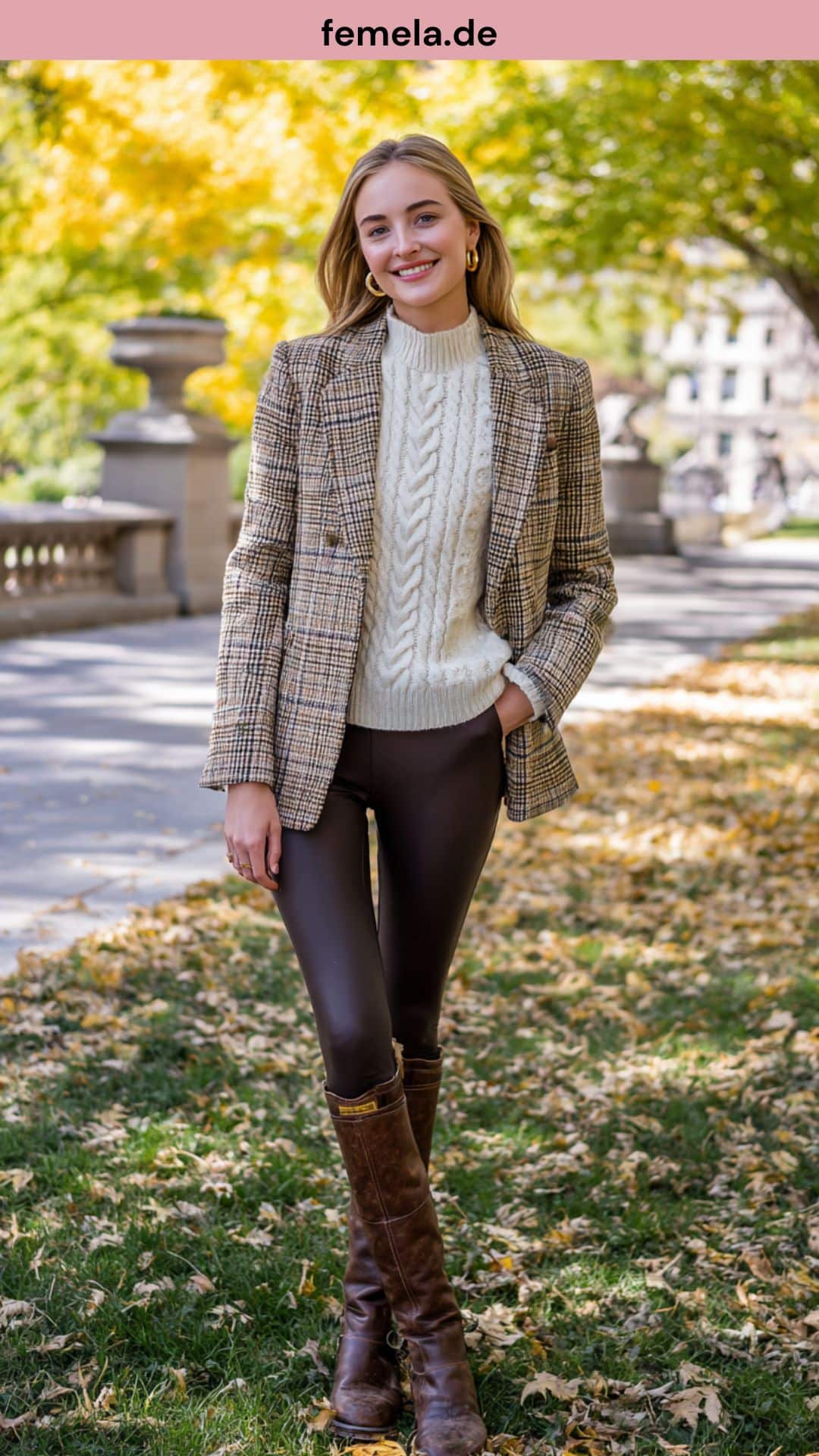 Elegantes Outfit im Old Money Stil mit brauner Leggings, Reitstiefeln und kariertem Blazer.