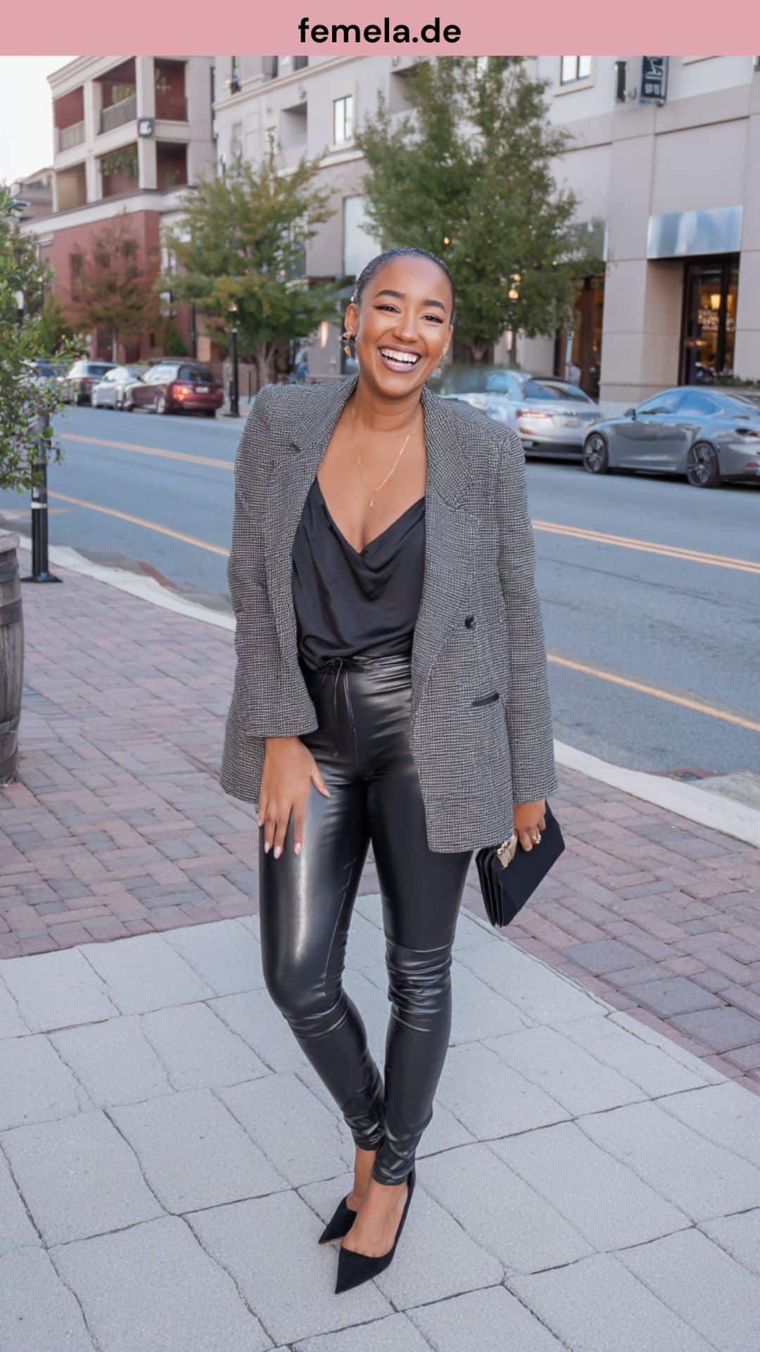 Party-Outfit mit glänzender Vinyl-Leggings, Seidentop, Blazer und High Heels.