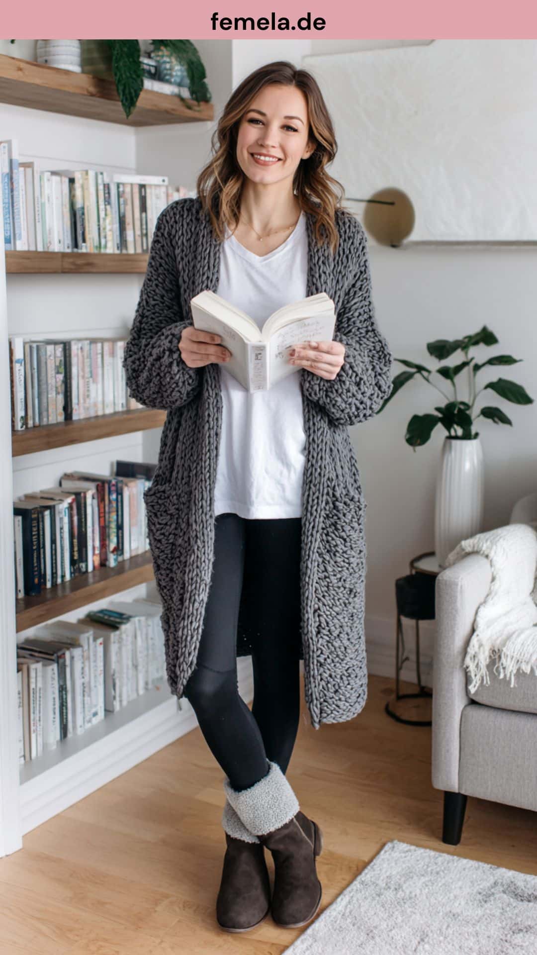 Gemütliches Winter-Outfit mit Leggings, weißem Shirt und langem Grobstrick-Cardigan.