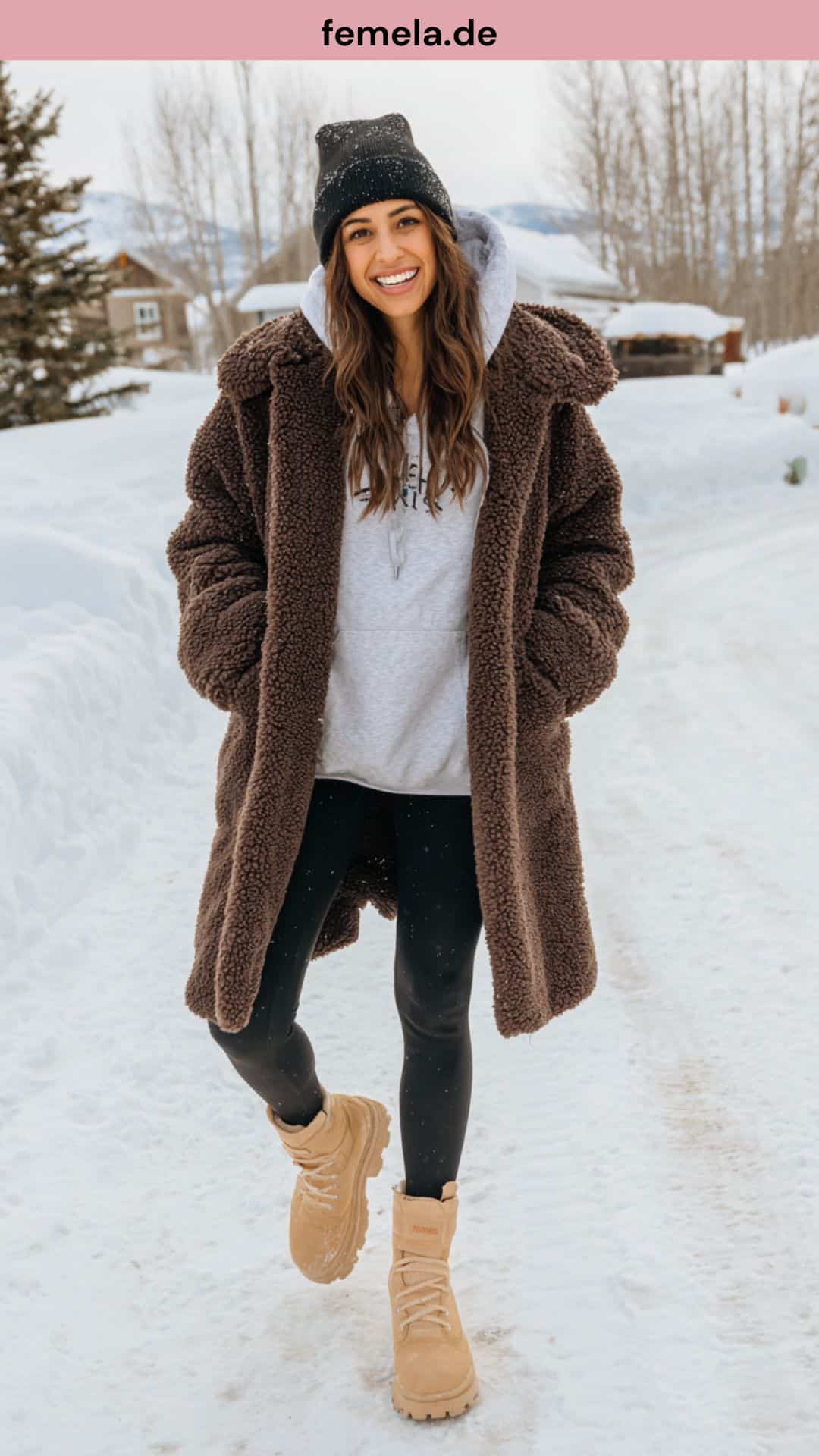 Winter-Look mit Thermo-Leggings, braunem Teddy-Mantel und Moon Boots im Schnee.