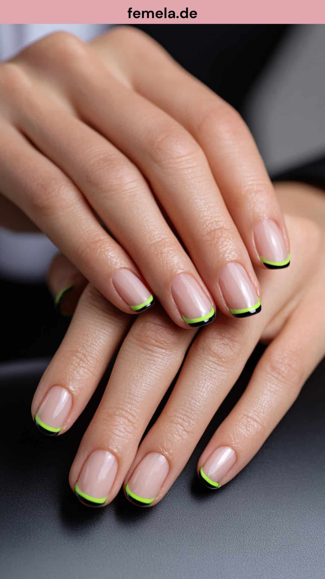 Makroaufnahme von Micro French Nails mit neongrüner Spitze.