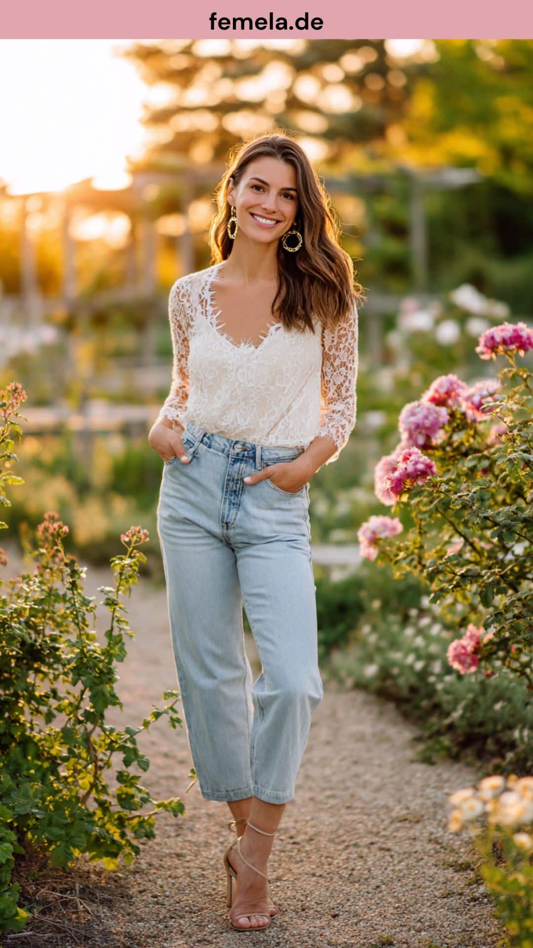 Romantisches Sommeroutfit mit einer hellblauen Mom Jeans und einem weißen Spitzenoberteil im Garten.