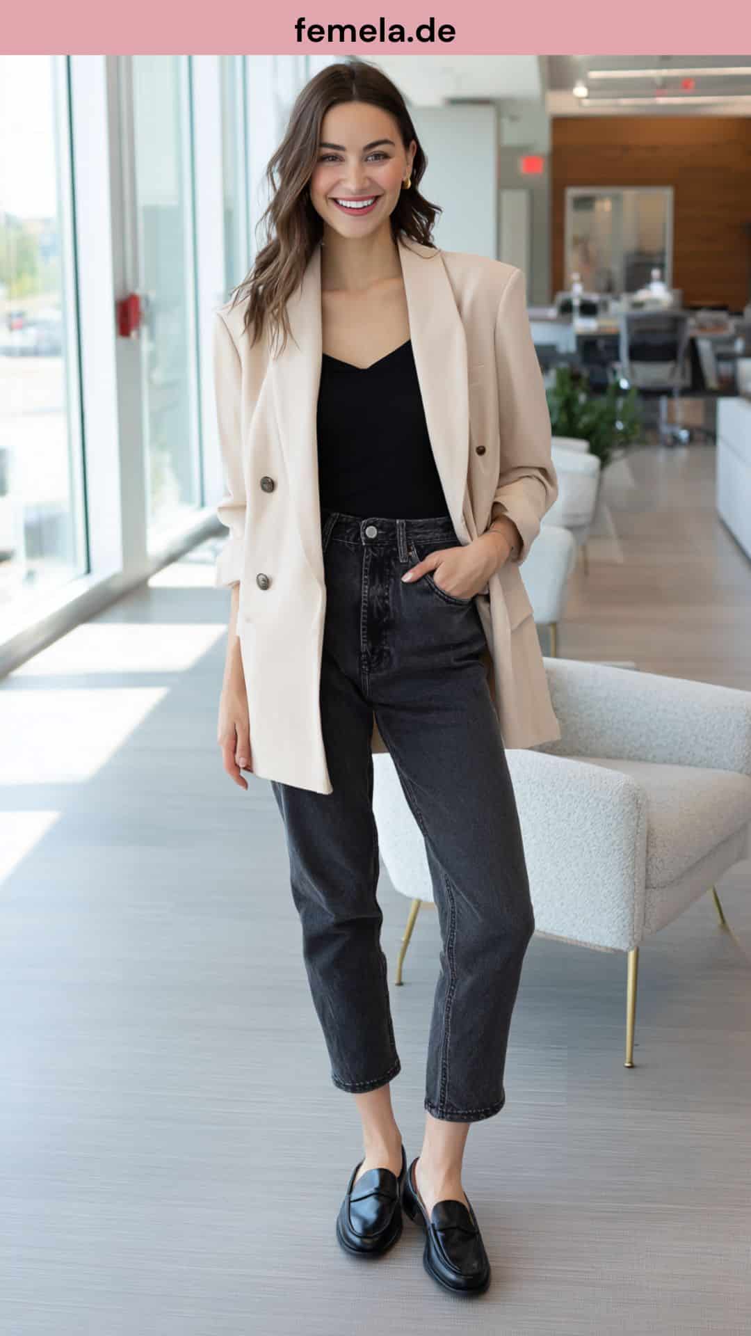 Business Casual Look mit dunkler Mom Jeans, beigem Blazer und Loafern.
