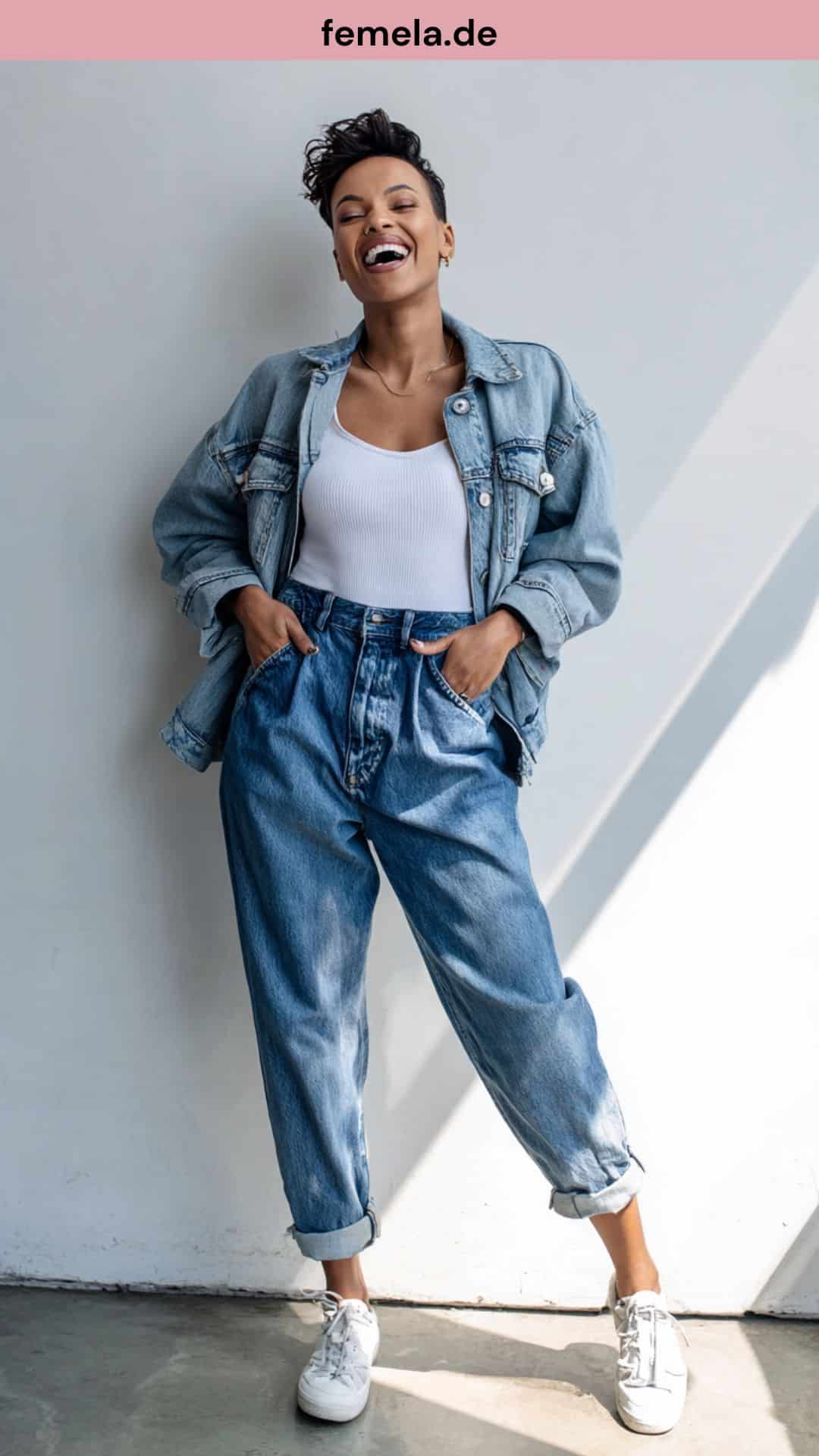 Trendiger Double Denim Look mit Mom Jeans und passender Jeansjacke.