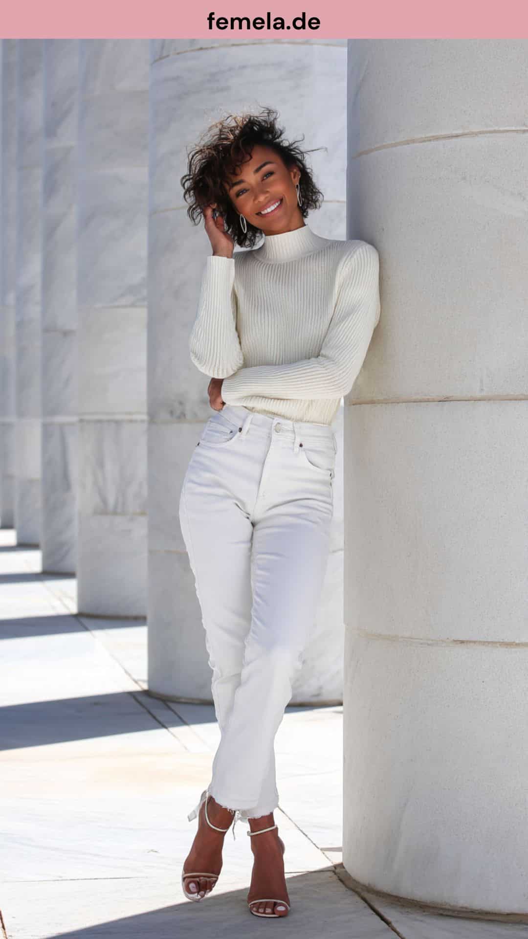 Monochromes Outfit in Off-White mit Mom Jeans und hellem Stricktop.