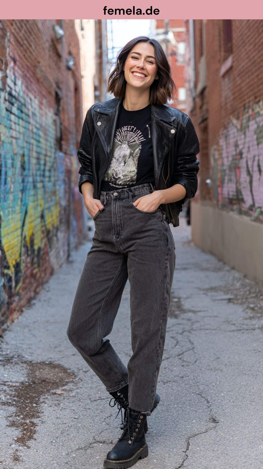 Rockiges Mom Jeans Outfit in Schwarz mit Lederjacke und Band-Shirt.