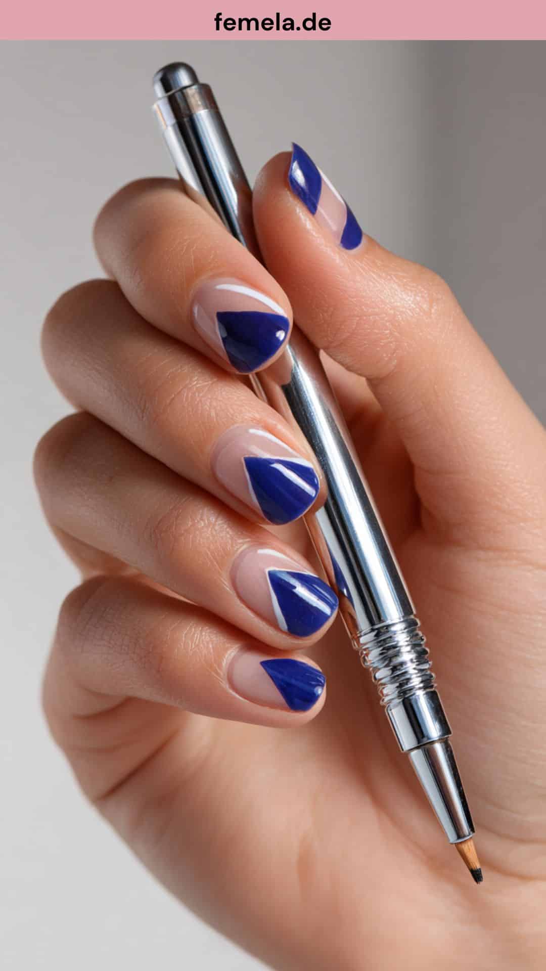 Hand mit geometrischem Negative Space Design hält Stift.