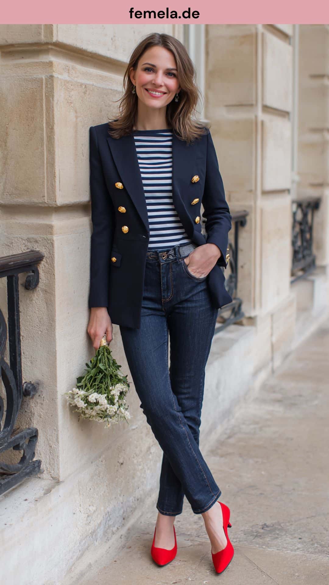 Maritimer Look im Pariser Stil mit Streifenshirt, dunkelblauem Blazer und roten Ballerinas.