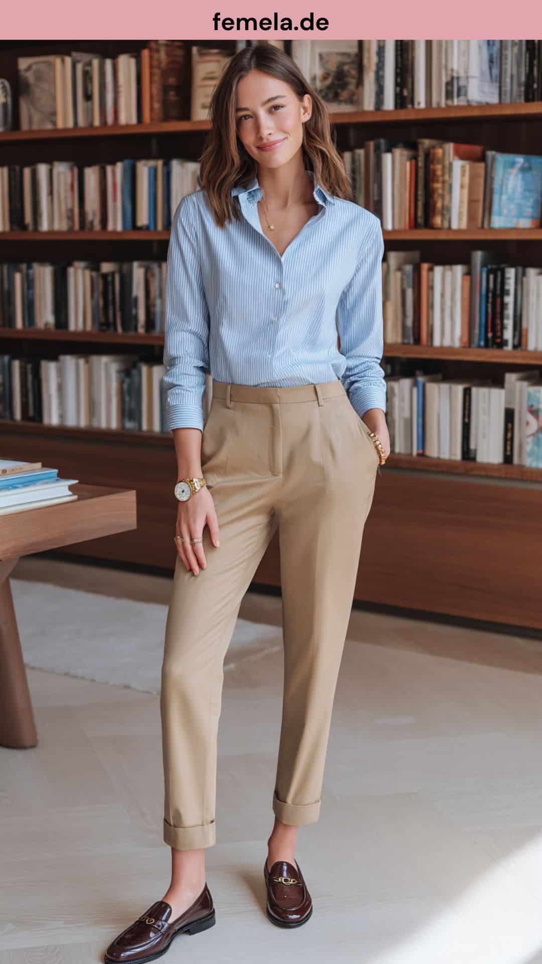 Moderner Preppy-Stil für Frauen mit Camel-Chino, hellblauem Hemd und braunen Leder-Loafern.