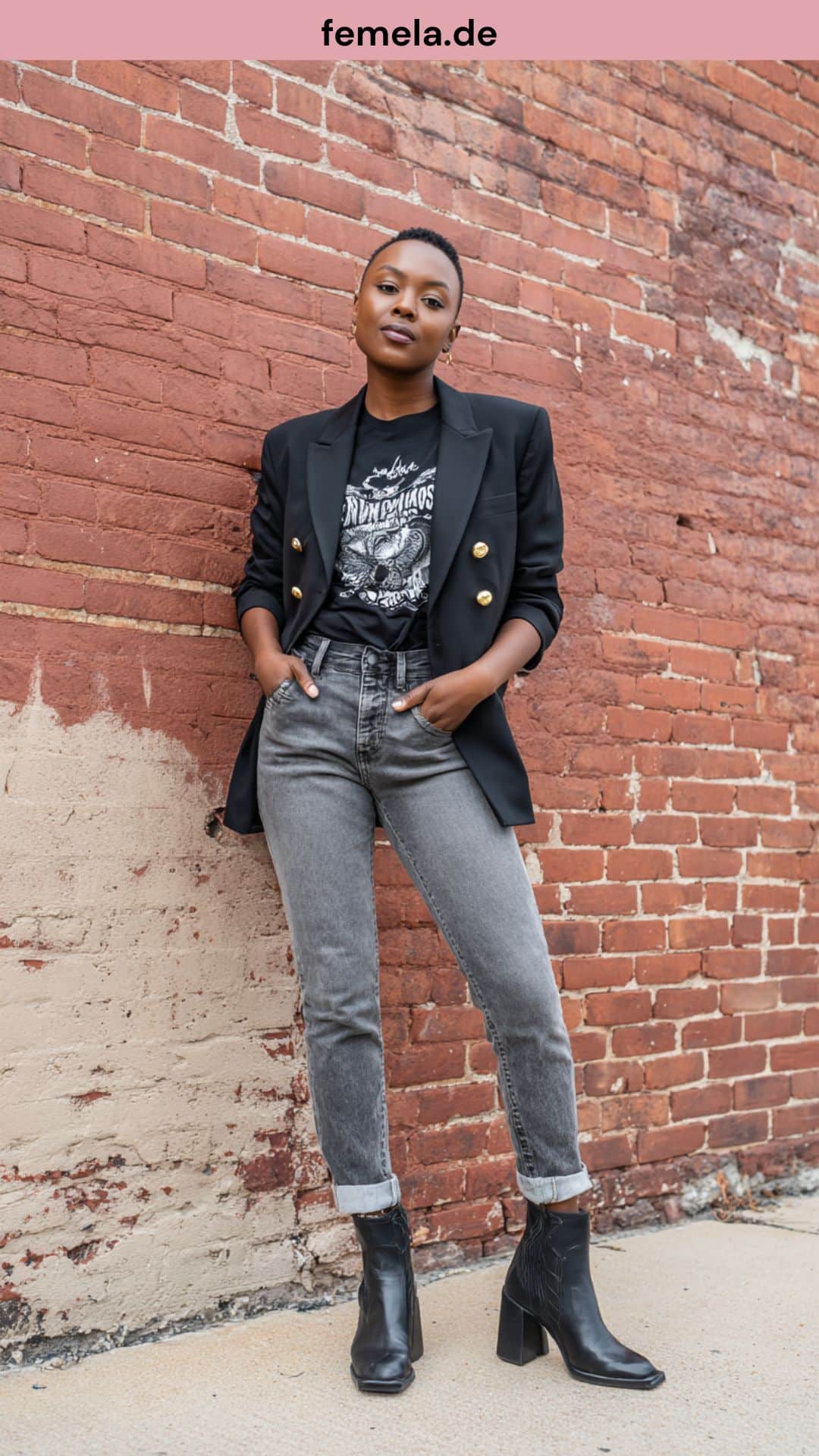 Rockiges Styling mit schwarzem Blazer mit Goldknöpfen, grauer Jeans und Band-Shirt.