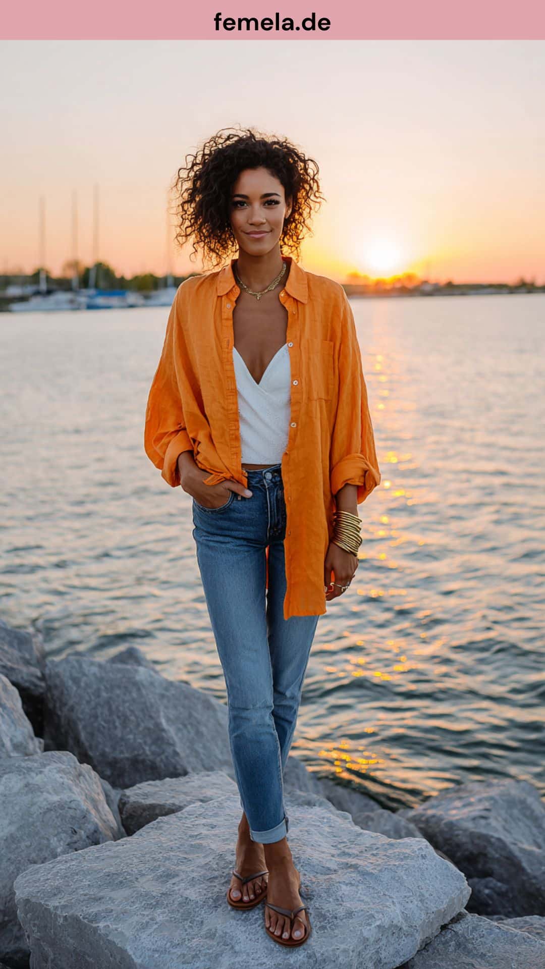 Abendlicher Look mit Skinny Jeans und einem weiten, orangefarbenen Leinenhemd am Hafen.