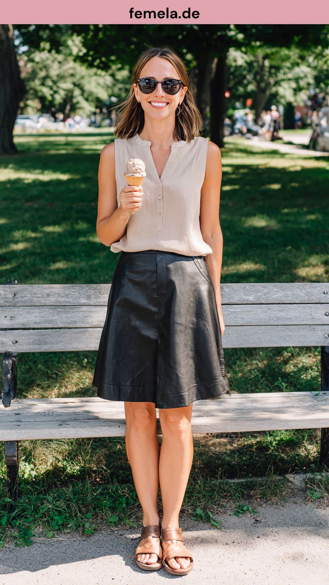 Sommerliches Outfit mit schwarzem A-Linien-Lederrock und ärmelloser Leinenbluse