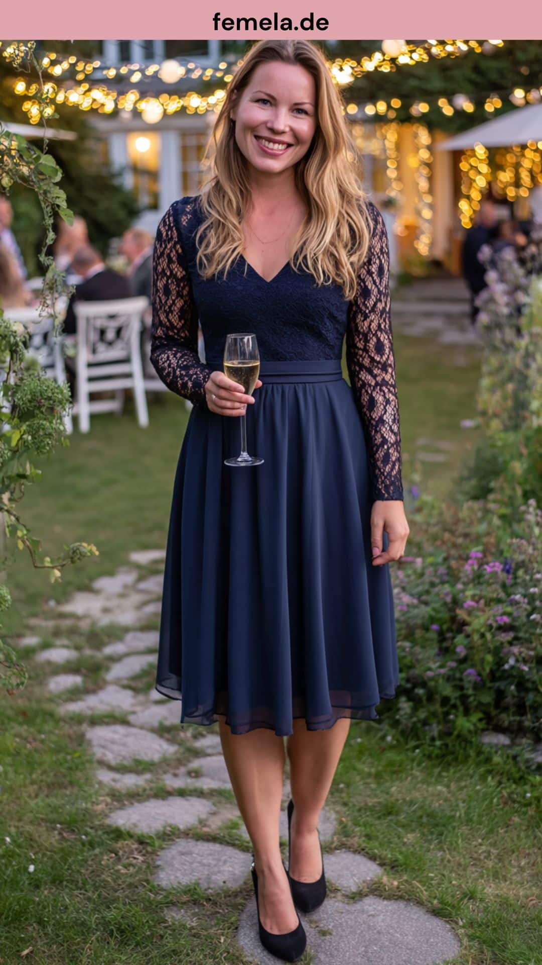 Dunkelblaues Midi-Kleid mit aufwendiger Spitze und Chiffon-Rock für einen romantisch-festlichen Auftritt.