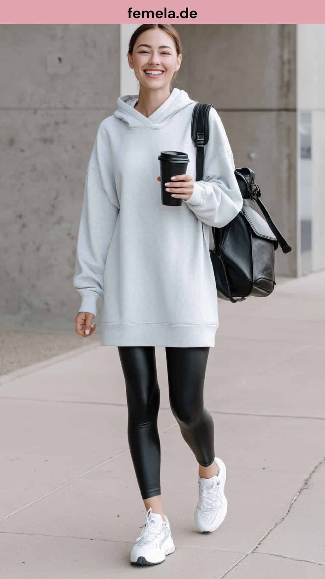 Sportlicher Alltags-Look mit grauem Hoodie-Kleid, schwarzen Sport-Leggings und weißen Sneakern.