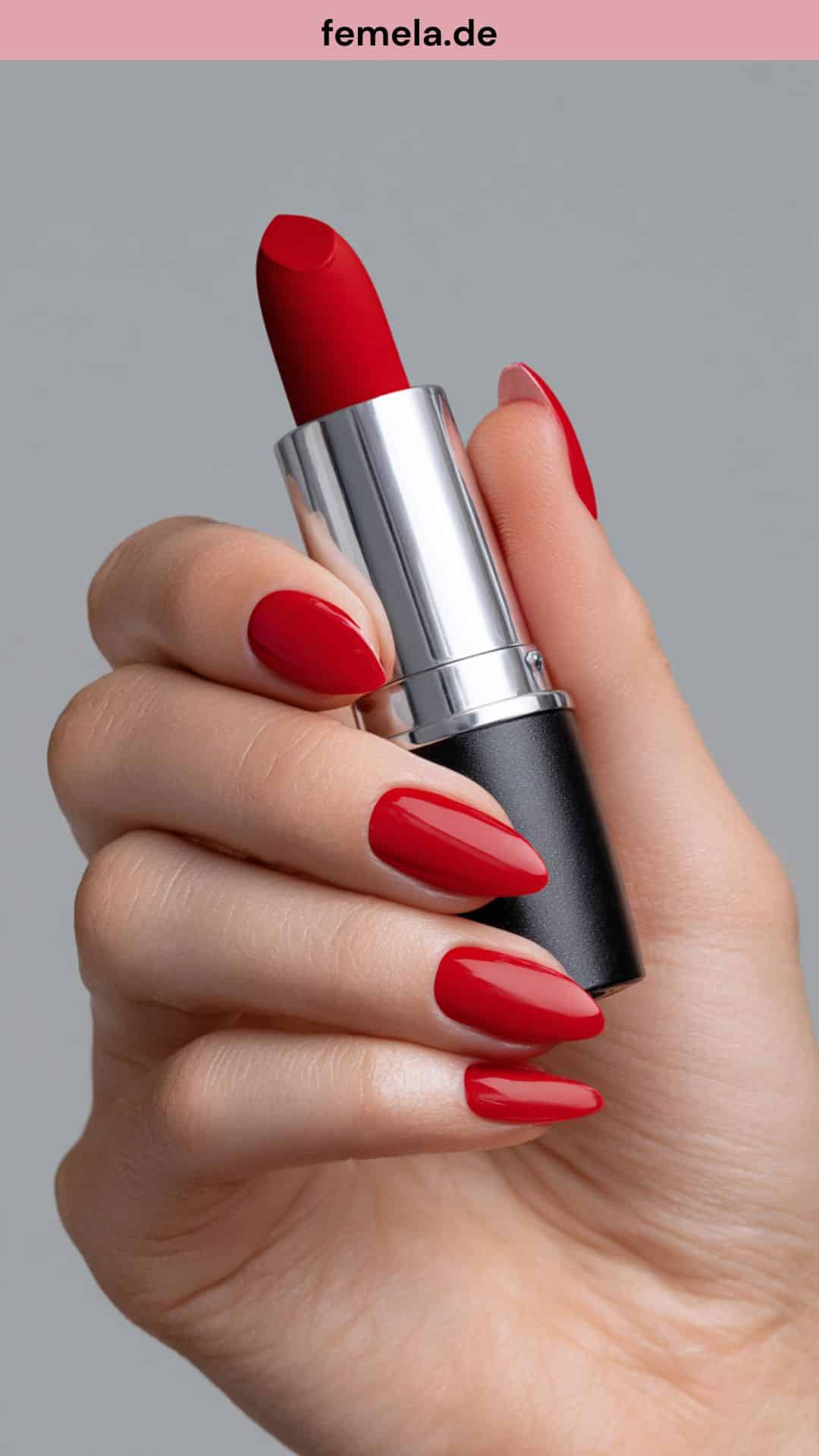 Spitze rote Stiletto-Nägel halten einen Lippenstift.