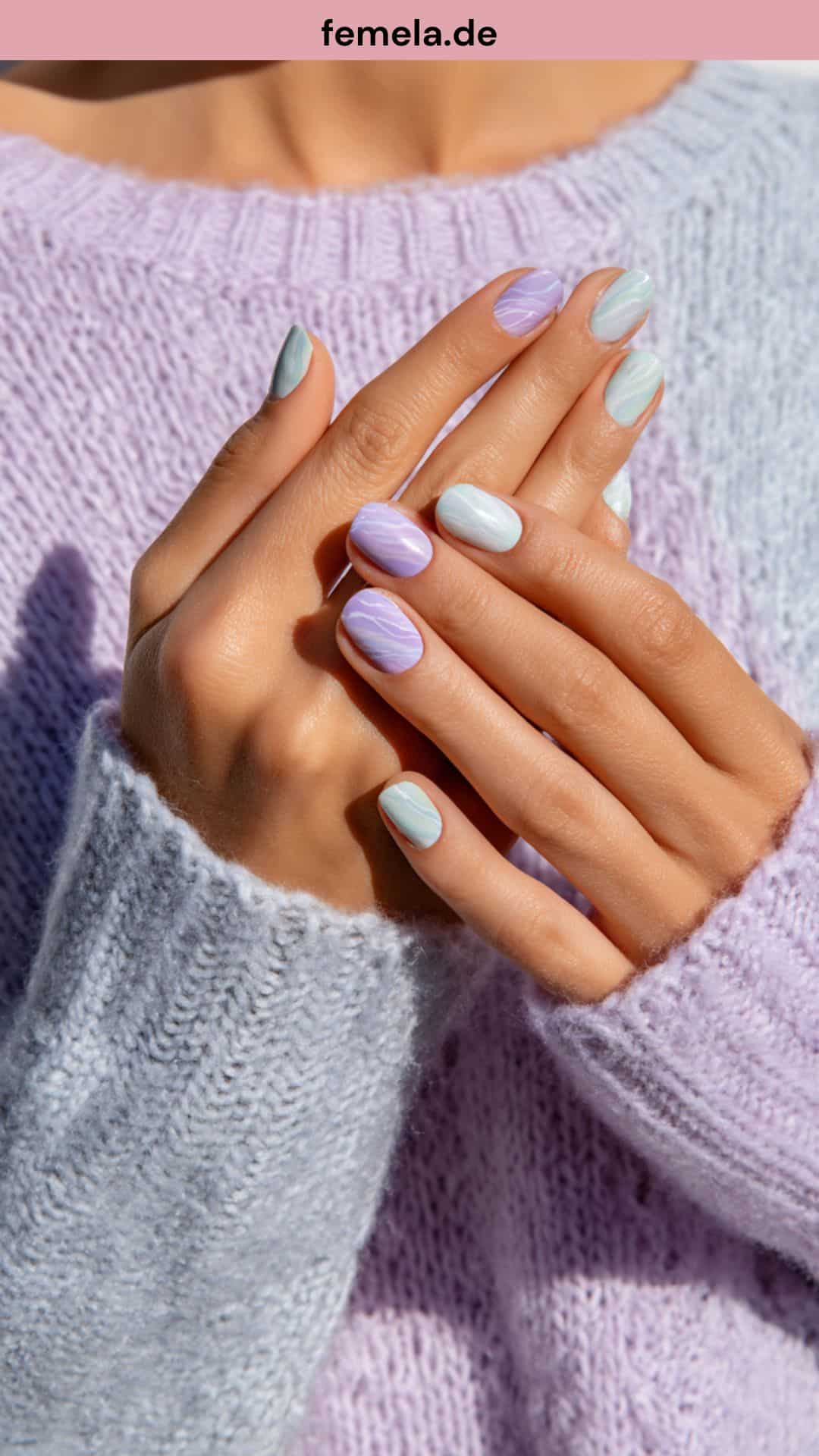 Hände mit bunten Swirl Nägeln gestikulieren.