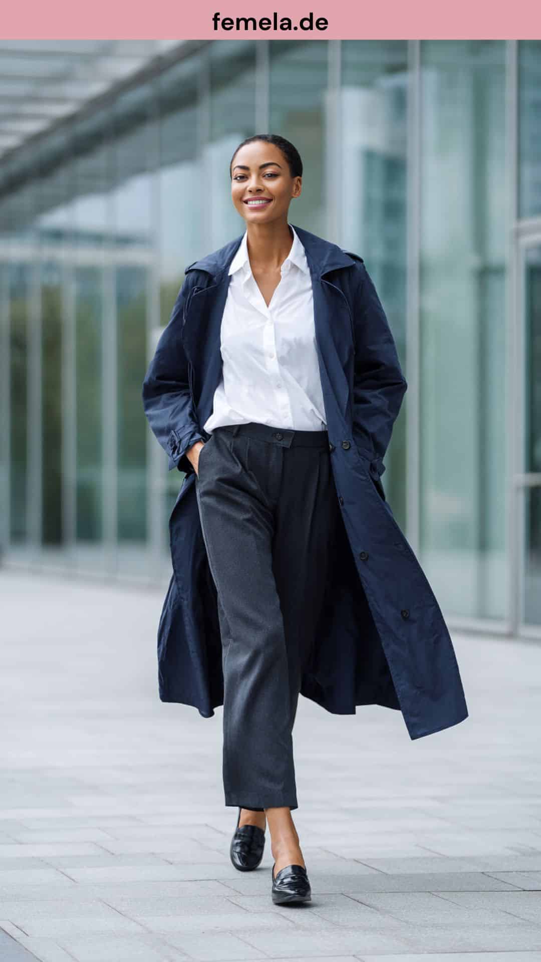Elegantes Business-Outfit für Damen mit einem marineblauen Trenchcoat und weiter Stoffhose.