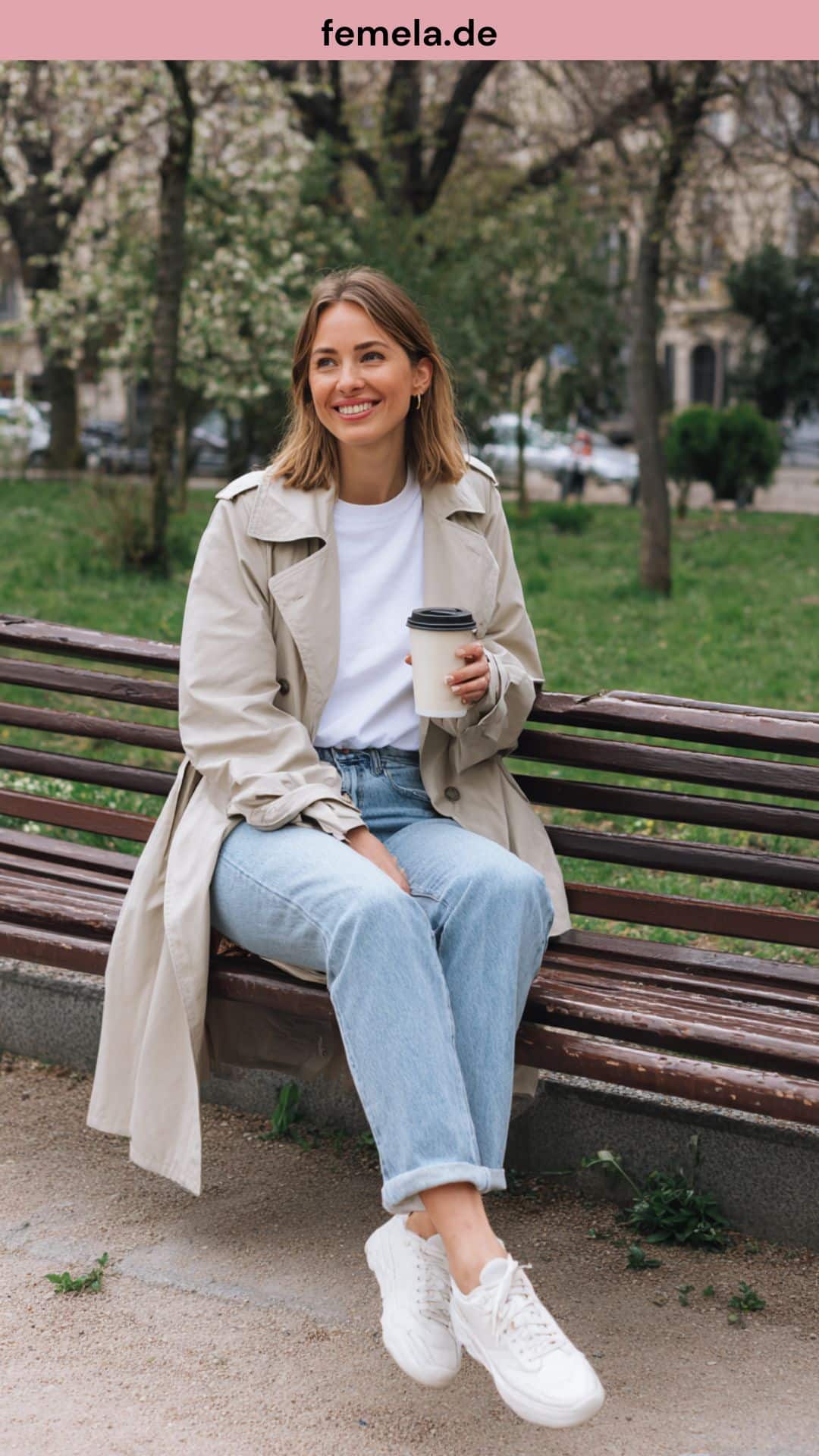 Lässiges Trenchcoat Outfit kombiniert mit blauer Jeans und weißen Sneakern für den Alltag.