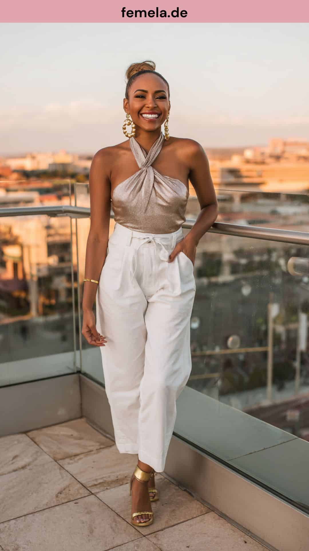 Sommerliches Jeans Party Outfit mit weißer Jeans und glänzendem Metallic-Top für die Rooftop-Bar.