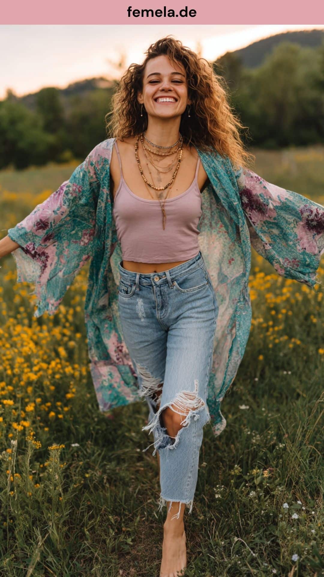 Kreatives Boho-Outfit mit zerrissener Jeans und fließendem Kimono.