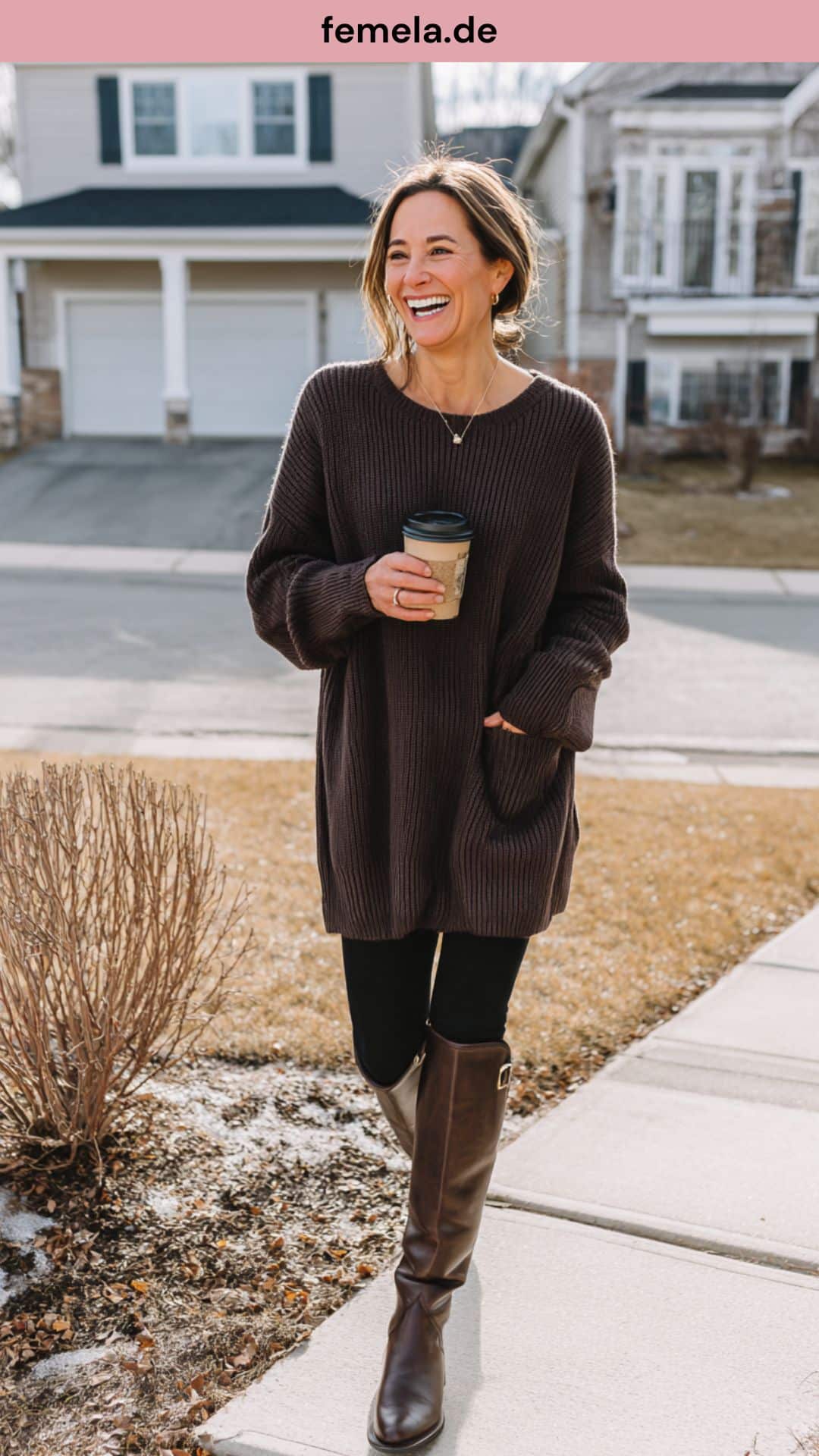 Gemütlicher Alltagslook mit langem braunem Pullover, Leggings und braunen Reiterstiefeln.
