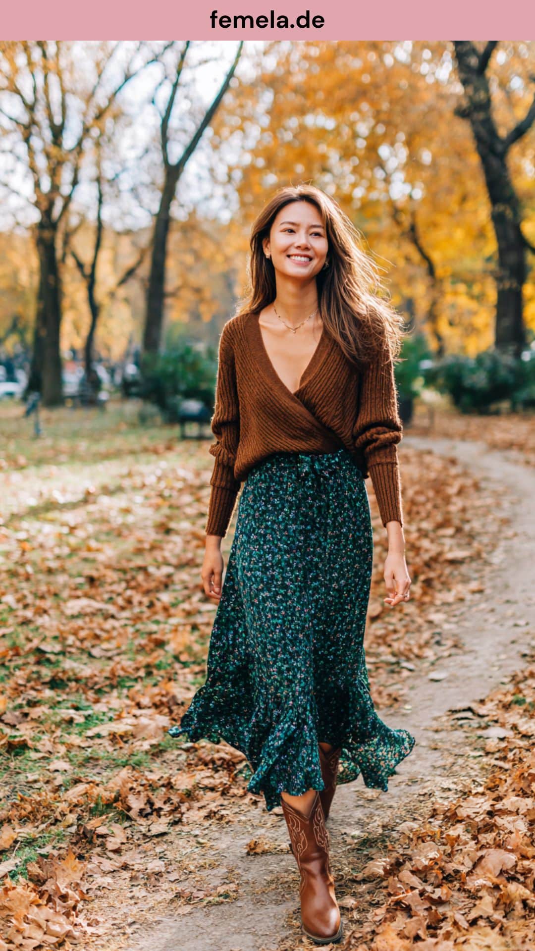 Romantischer Layering-Look mit braunem Pullover über einem floralen Maxikleid im Herbst.
