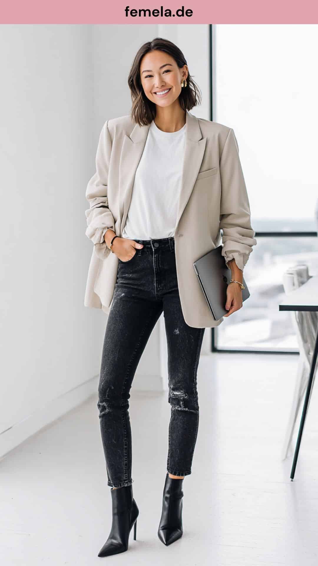 Business-Outfit mit zerrissener Jeans, beigem Oversize-Blazer und Stiefeletten.