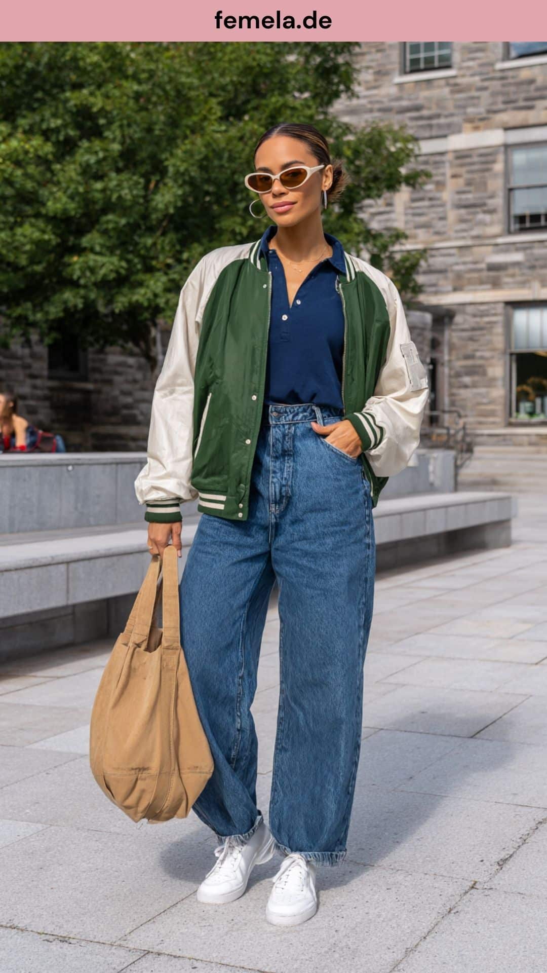 Sportlicher College-Look mit Baggy Jeans, Polo-Shirt und einer grün-weißen Bomberjacke.