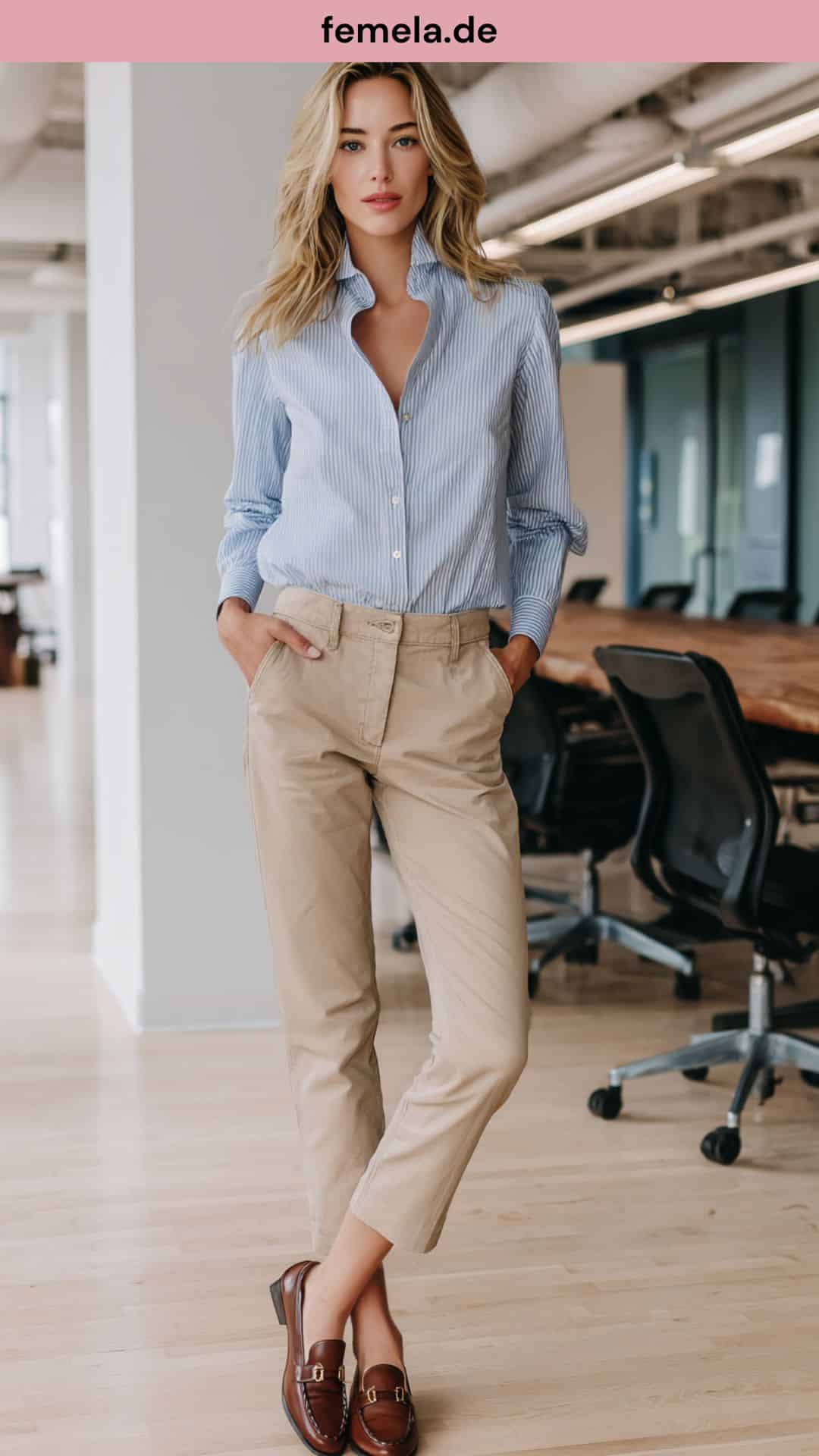 Klassischer Look mit Chino-Hose und hellblauer Bluse.