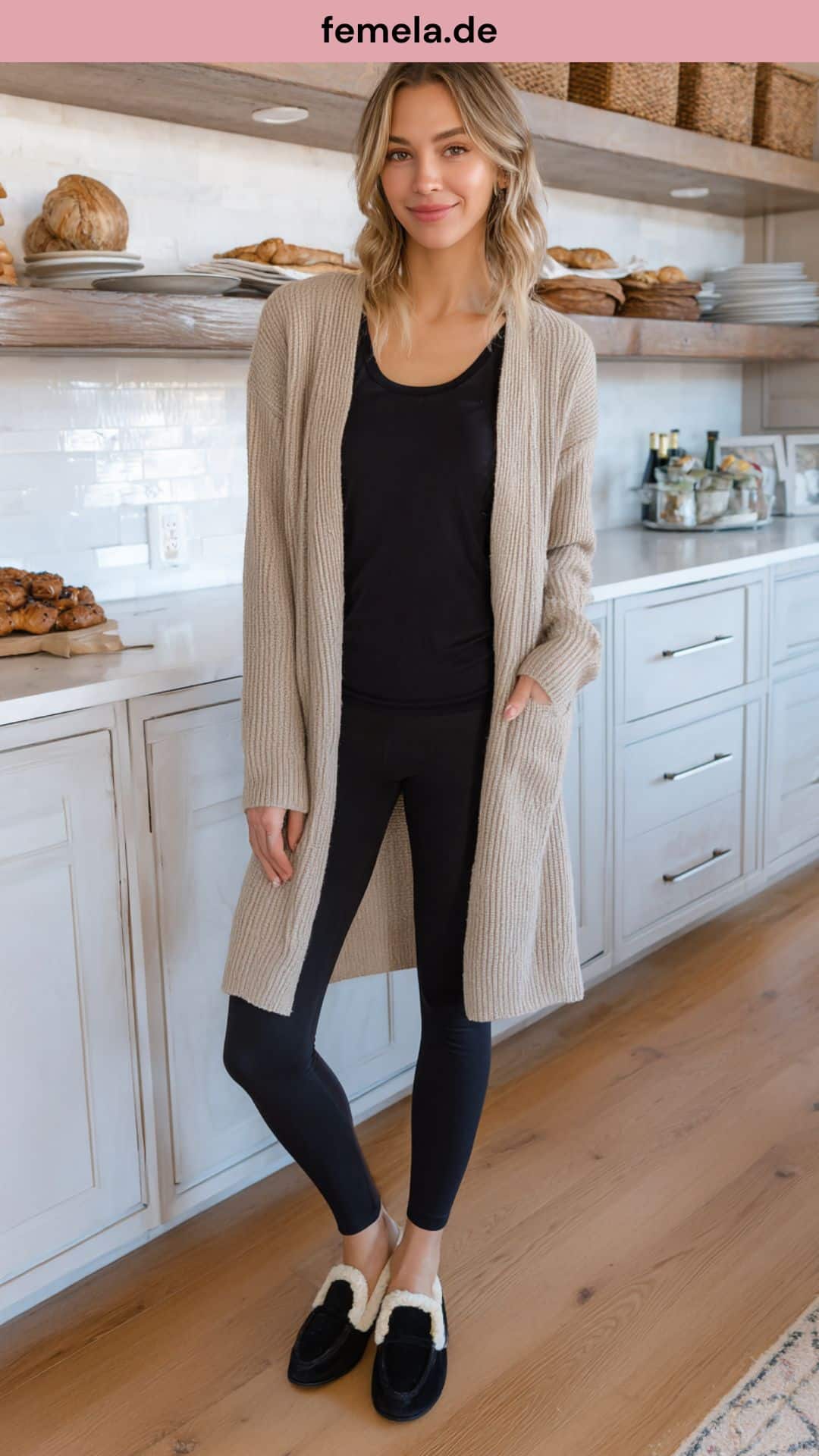 Gemütliches Home-Office Outfit mit langem Cardigan und Leggings.