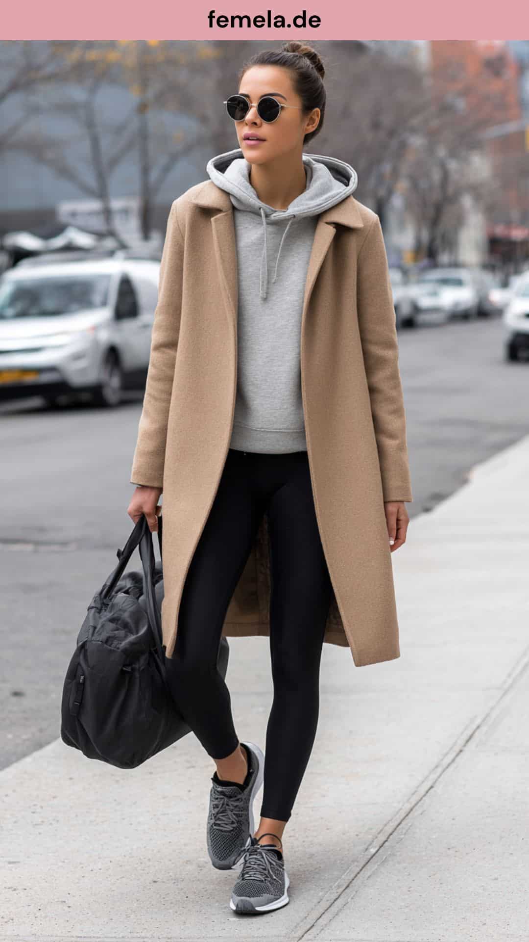 Sportlicher Layering-Look mit Kapuzenpullover unter dem Mantel.