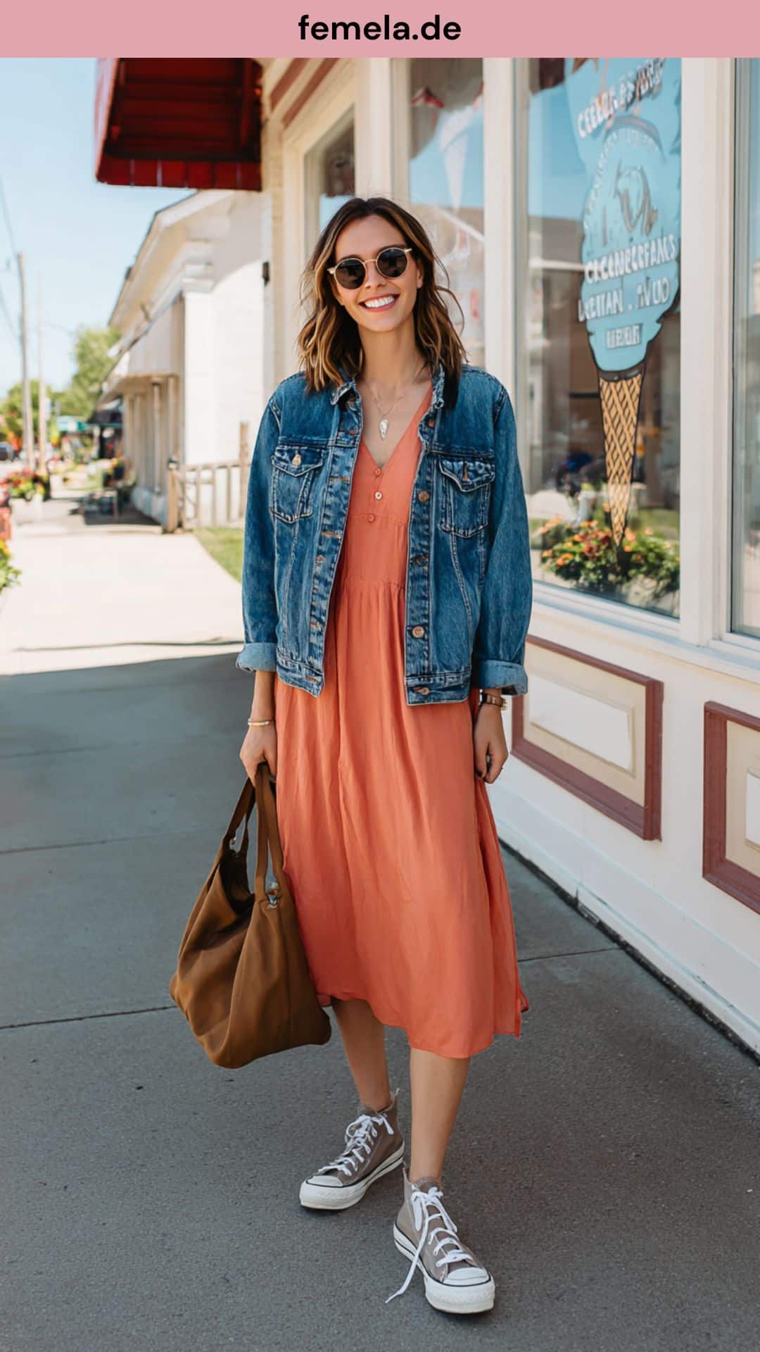 Sommerliches Outfit mit Jeansjacke und farbenfrohem Midikleid.